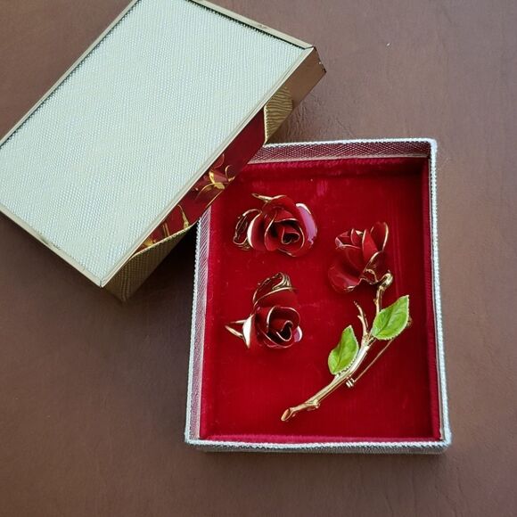 Vintage Set - Red Roses Clip Earrings and Brooch - Picture 2 of 14